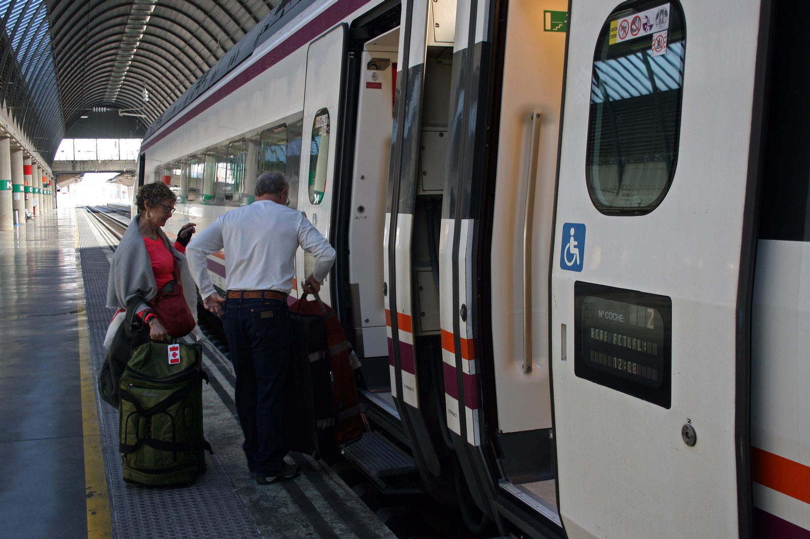 Así es el viaje entre Granada, Córdoba y Sevilla en trenes Avant de Renfe
