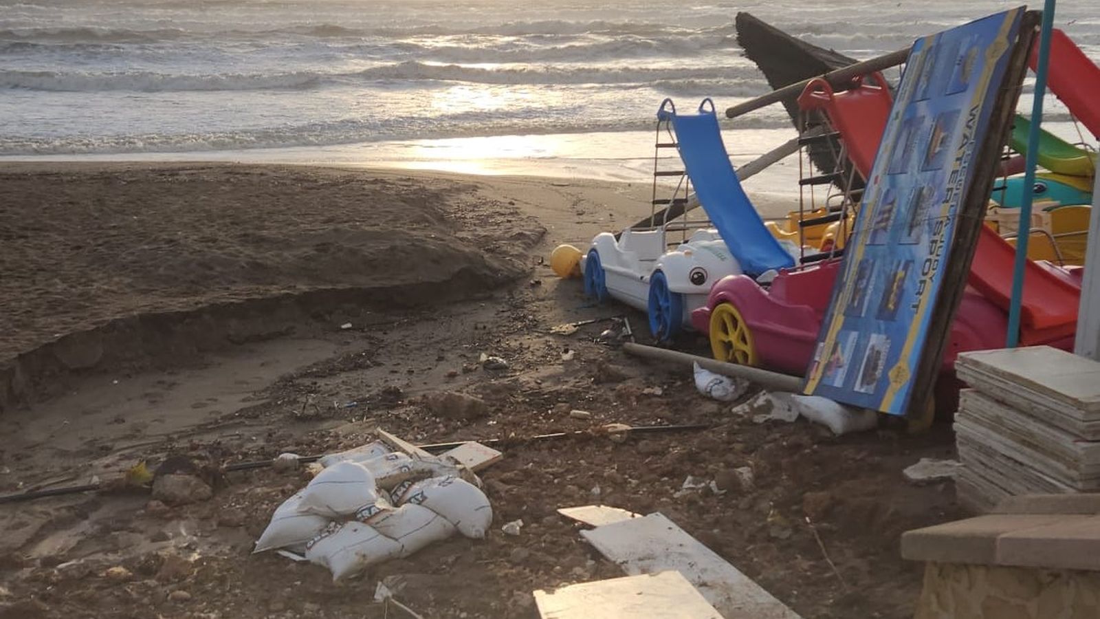 Un panel arrancado en la playa del Saltillo, en Torremolinos.