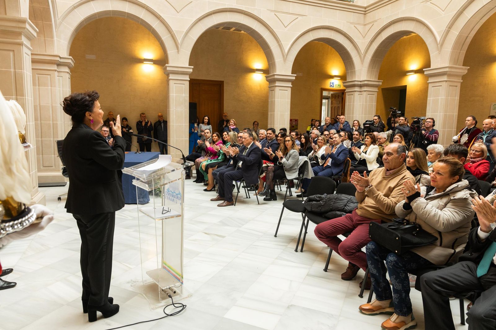 Carmen Linares es distinguida como hija predilecta