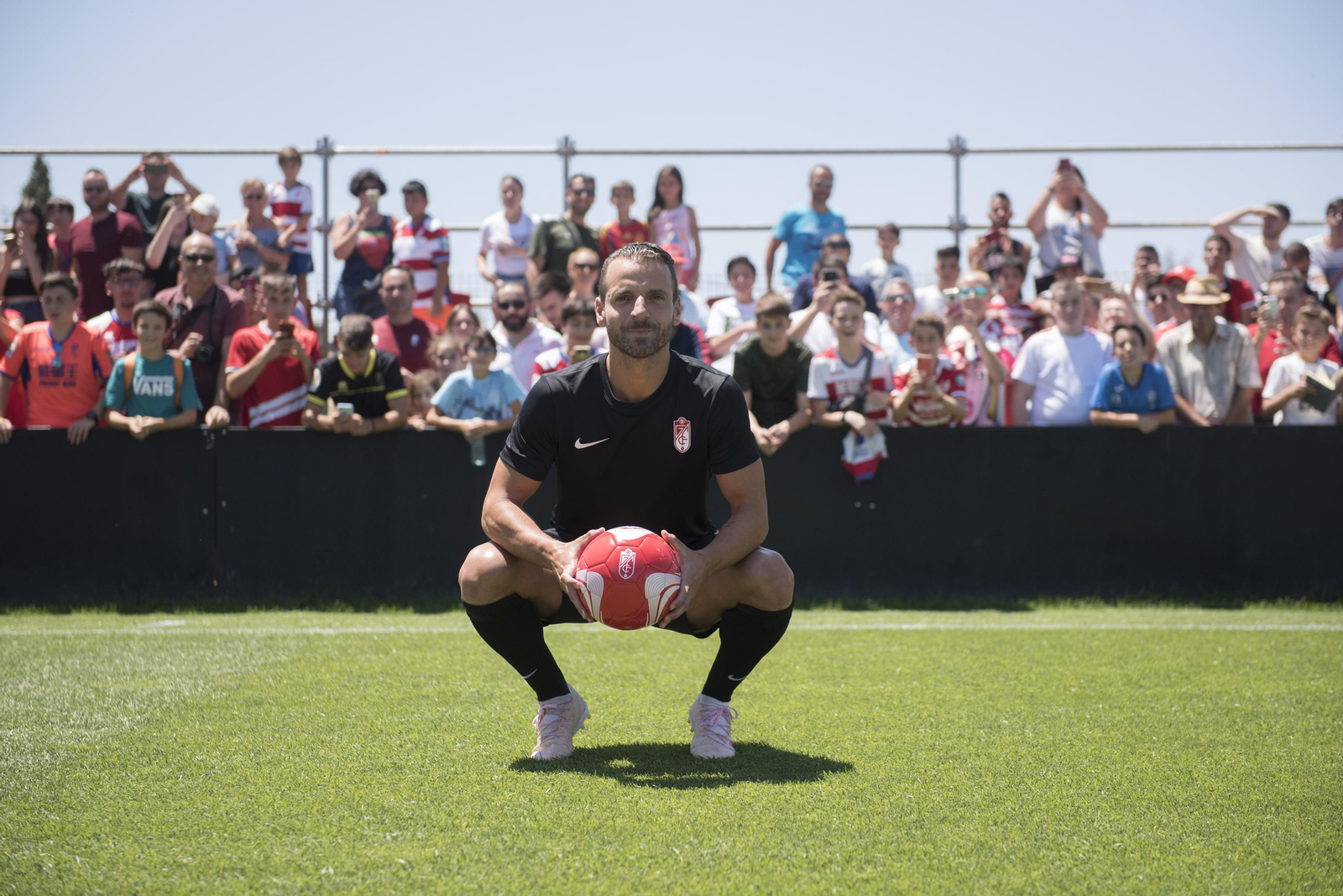 Soldado posa el día de su presentación como jugador del Granada