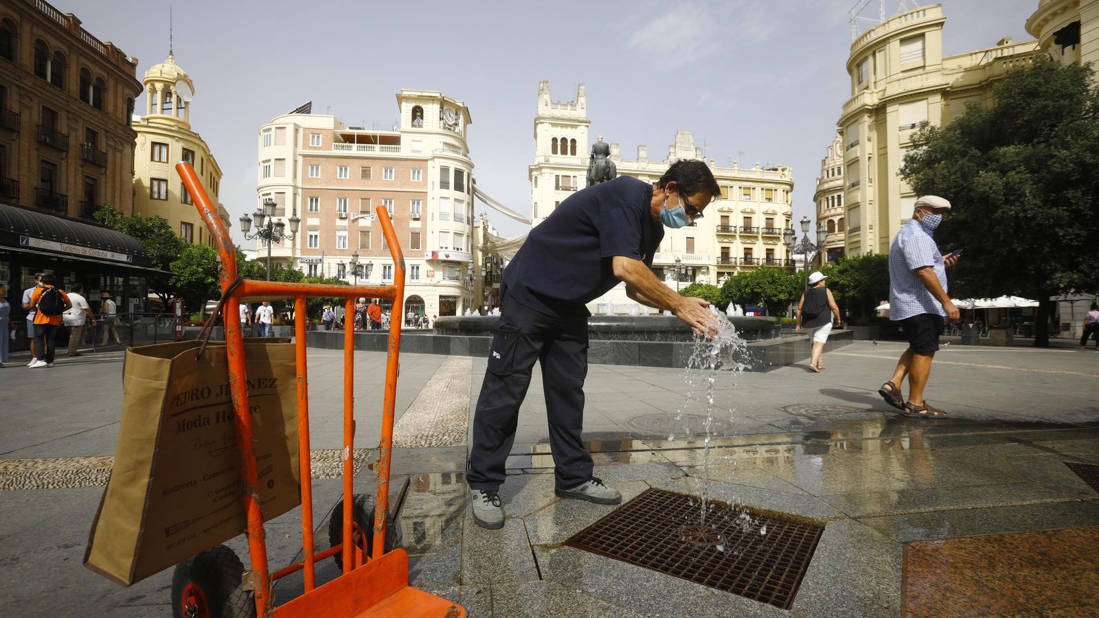 Un repartidor refrescándose en las Tendillas.