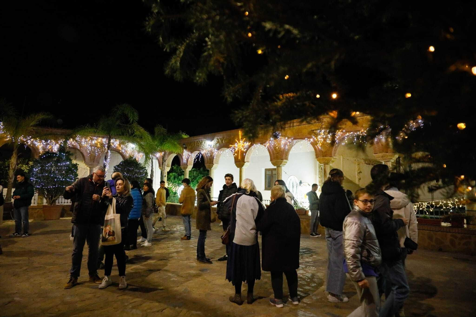 Las mejores imágenes de la iluminación navideña de Mojácar con las luces de Ferrero Rocher