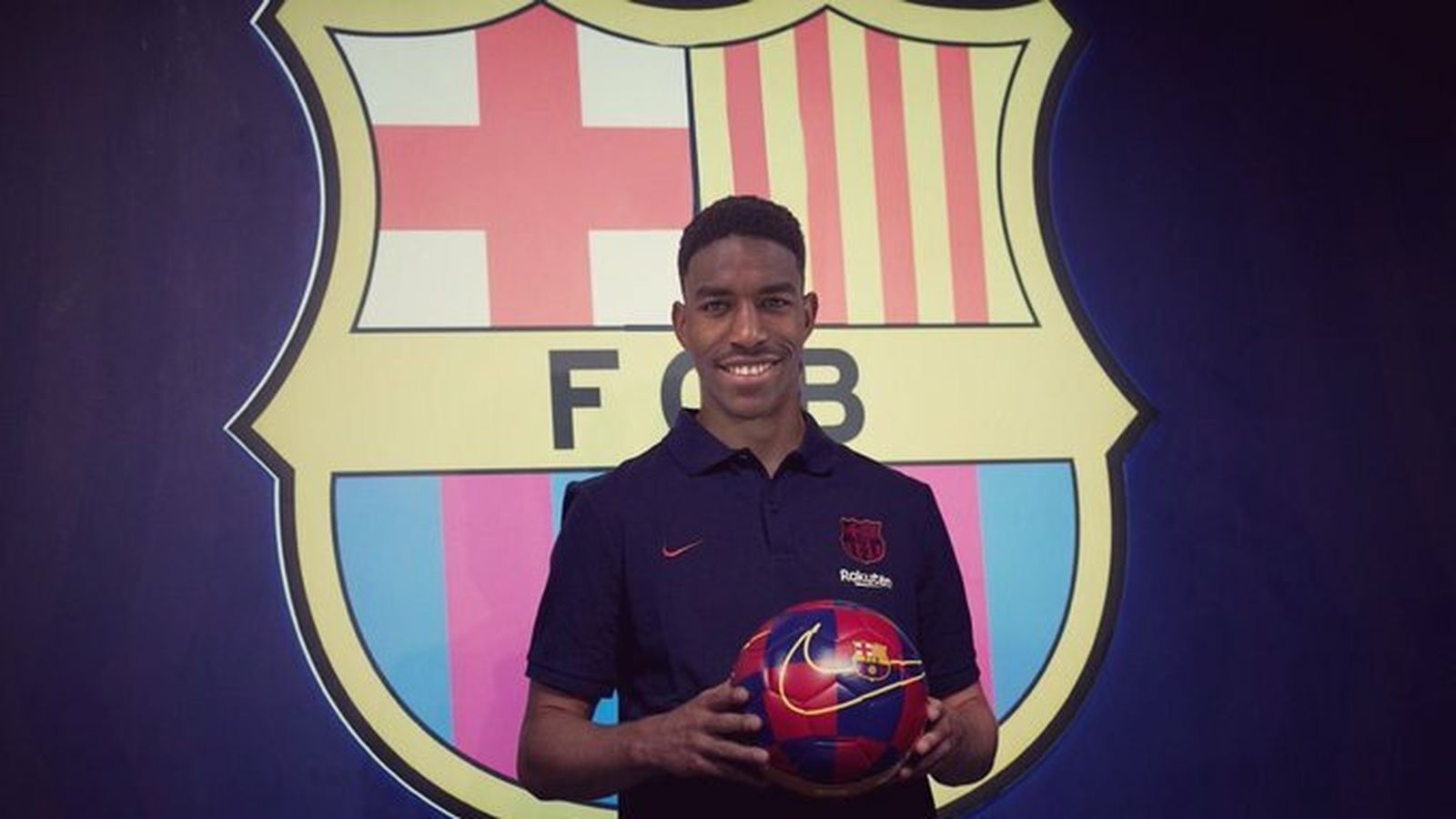 Júnior posa como jugador del Barcelona.