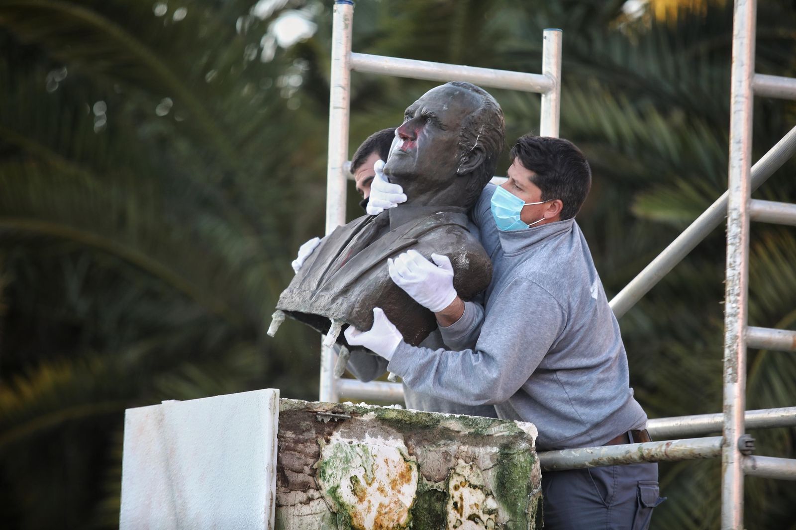 Momento de la retirada del busto de Juan Carlos I.