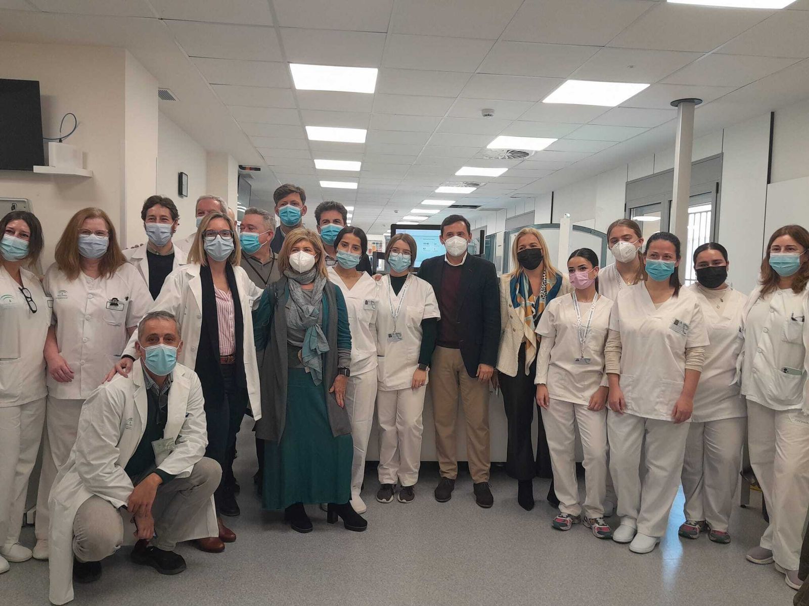 Alumnos del IES Torrealmirante junto al subdelegado de la Junta en la comarca y las delegadas territoriales de Salud y de Desarrollo Educativo.