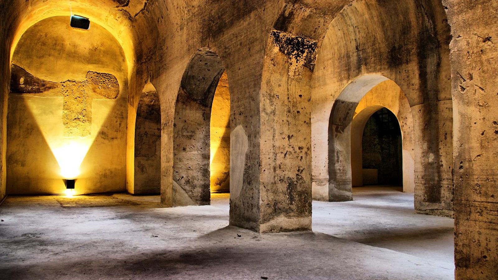 Interior del Aljibe del Rey.