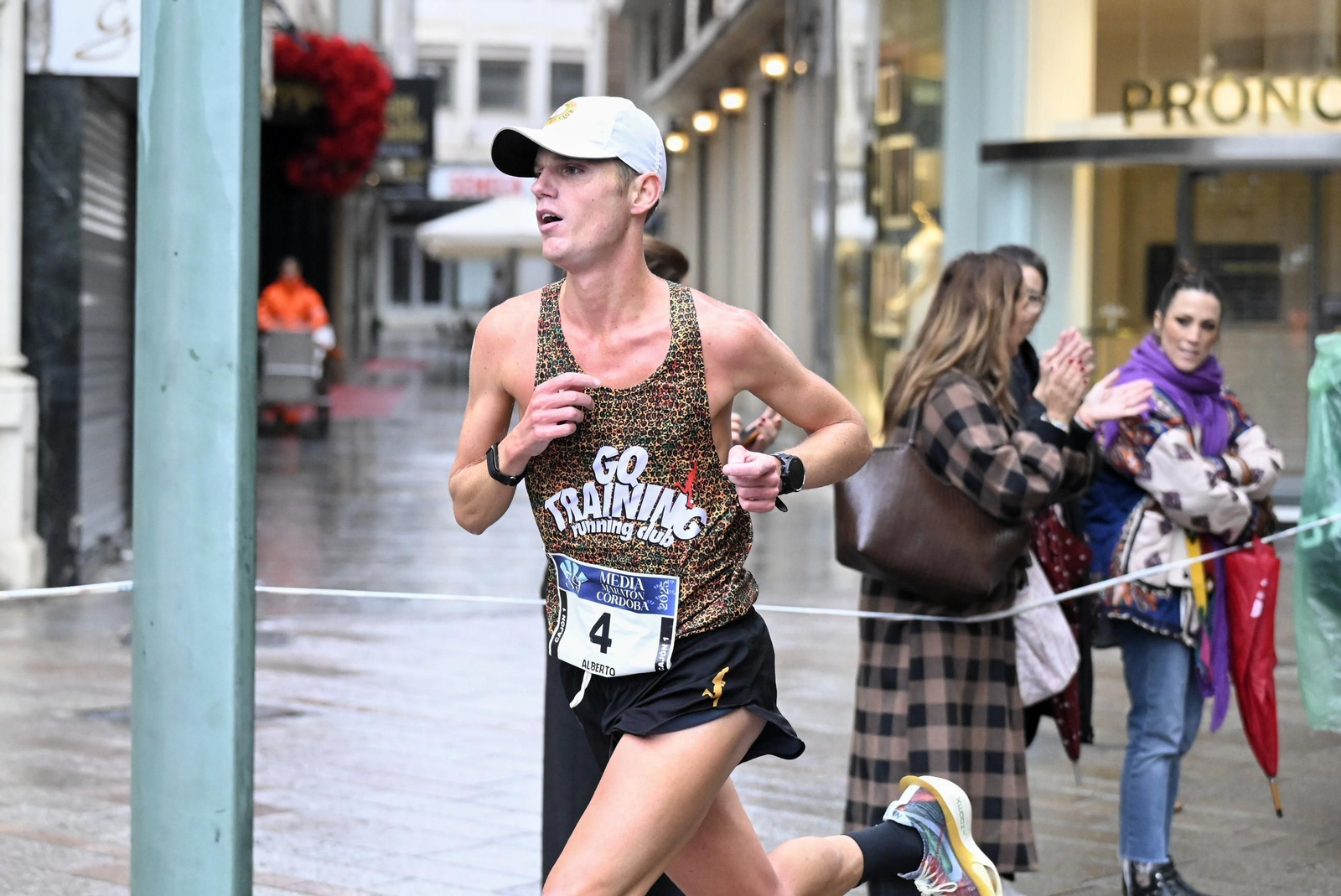 El paso de la Media Maratón de Córdoba 2025 por el centro de la ciudad