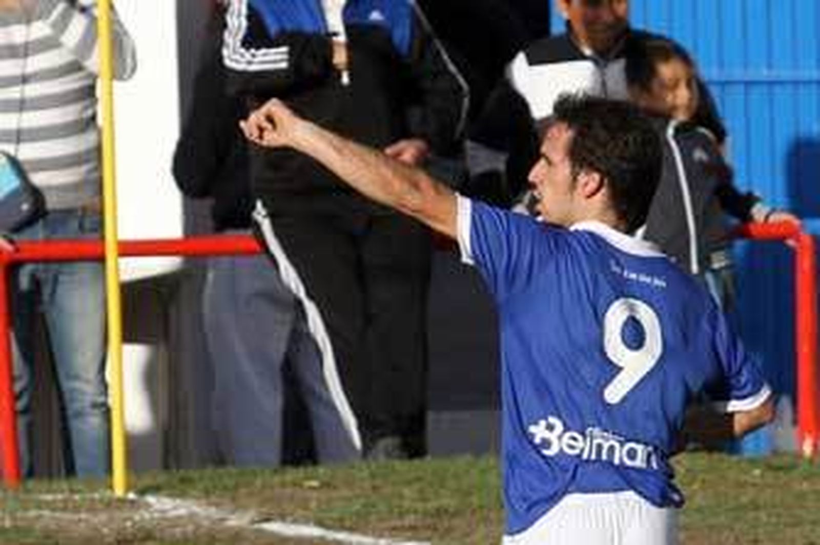 Carlitos, celebrando el gol anotado en La Unión de Guadiaro. /Andrés Carrasco