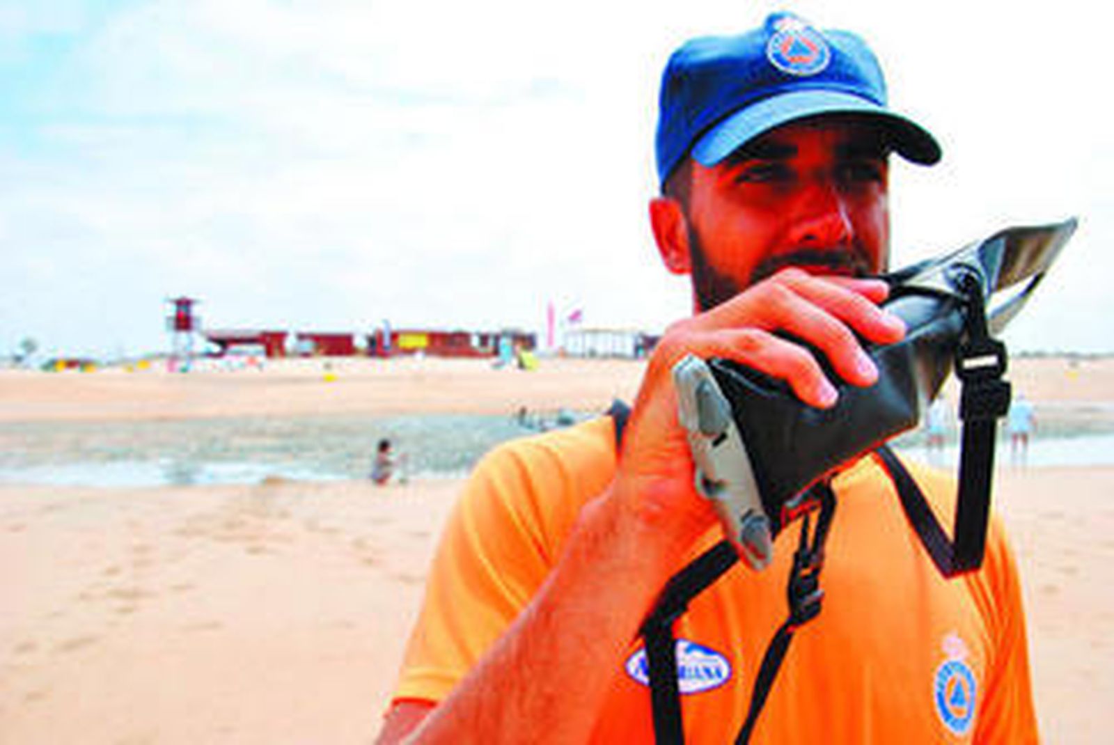 1. Un par de miembros de la patrulla acuática recorre la playa de Camposoto. 2.  Desembarco de la lancha motora. 3. Socorristas haciendo guardia a pie de playa. 4. Miguel Téllez, coordinando el dispositivo. 5. Torre de vigilancia.             6. Un descanso para almozar antes de seguir la ronda./FOTOS: JORGE BREA
