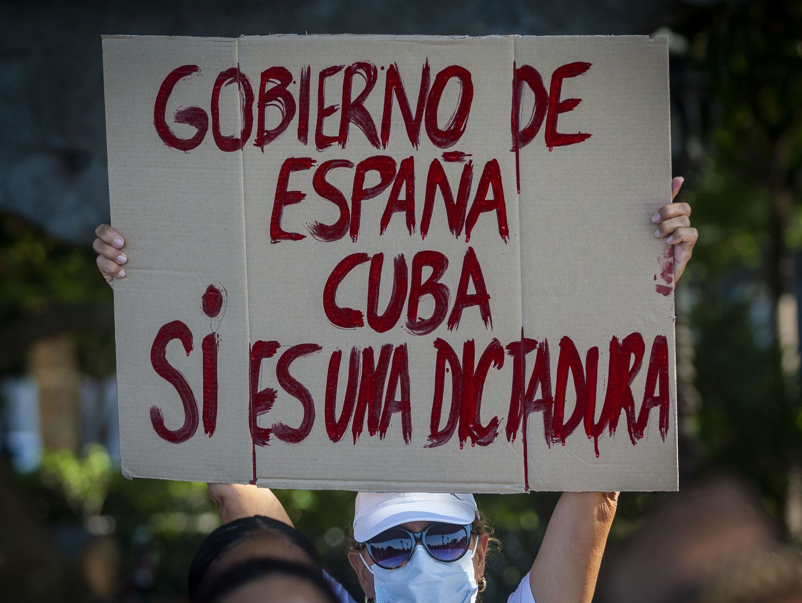 Una de las pancartas que se alzaron ayer en Cádiz.