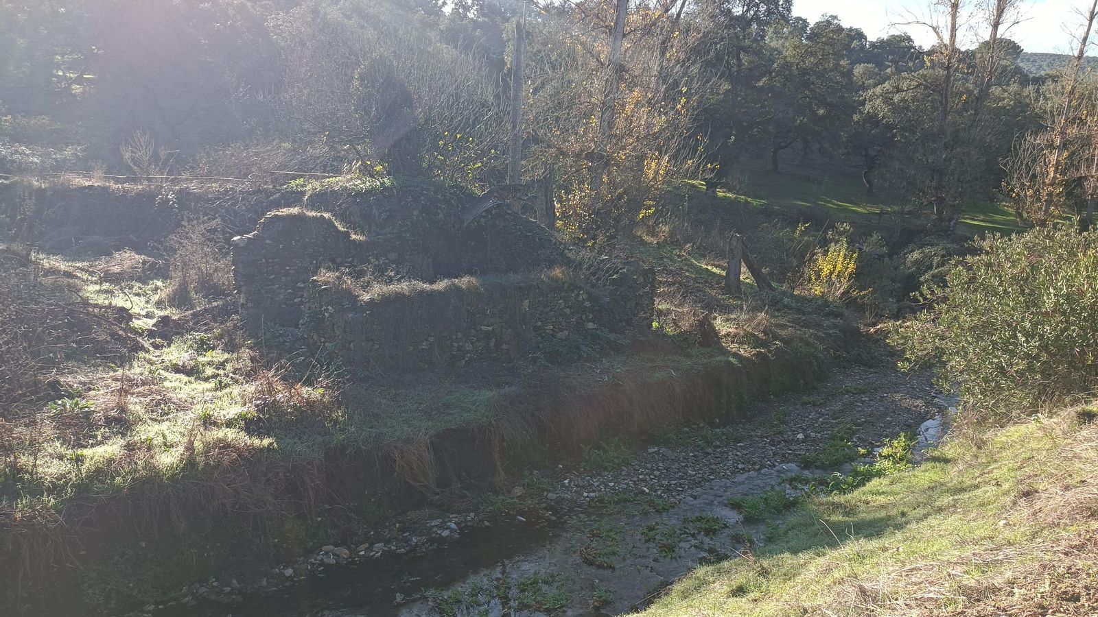Veremos por la izquierda algunos molinos harineros en ruinas.