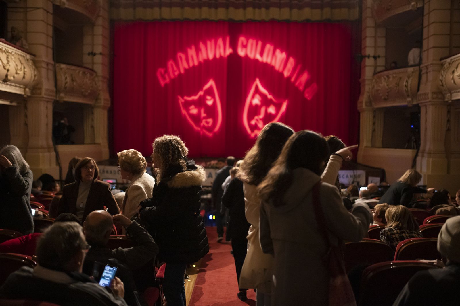 Ambiente del primer día de semifinal del Carnaval Colombino