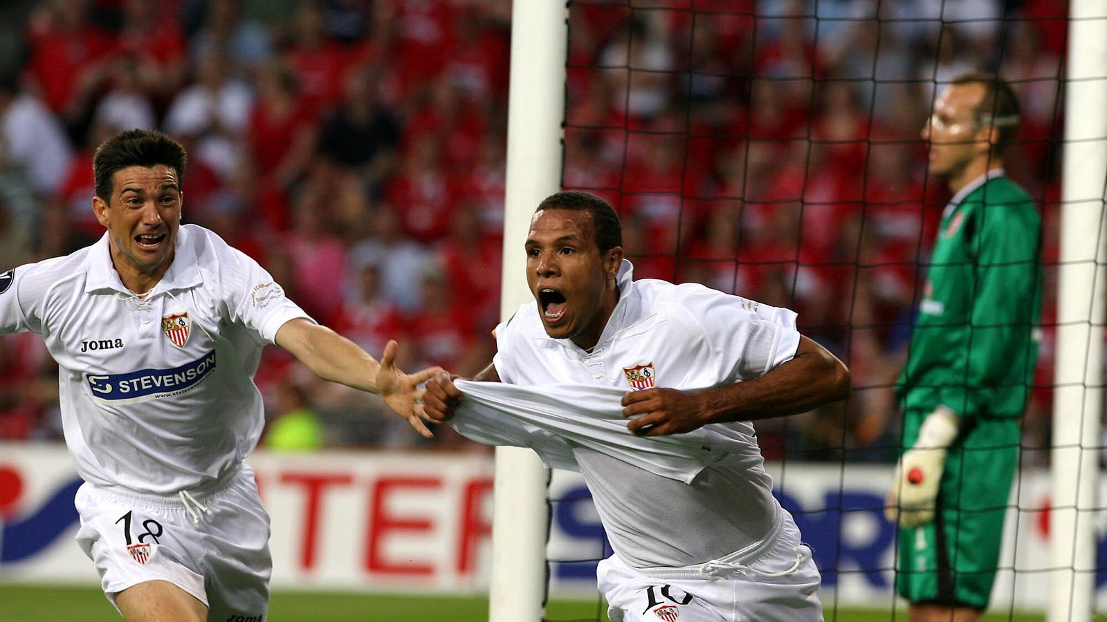 Luis Fabiano corre eufórido a celebrar el 0-1 perseguido por Martí.