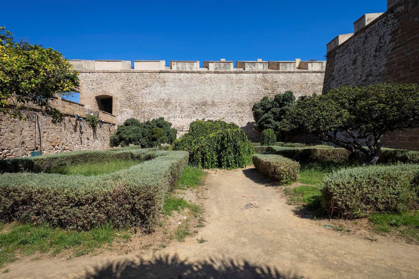 El estado de los jardines de la muralla de Cádiz
