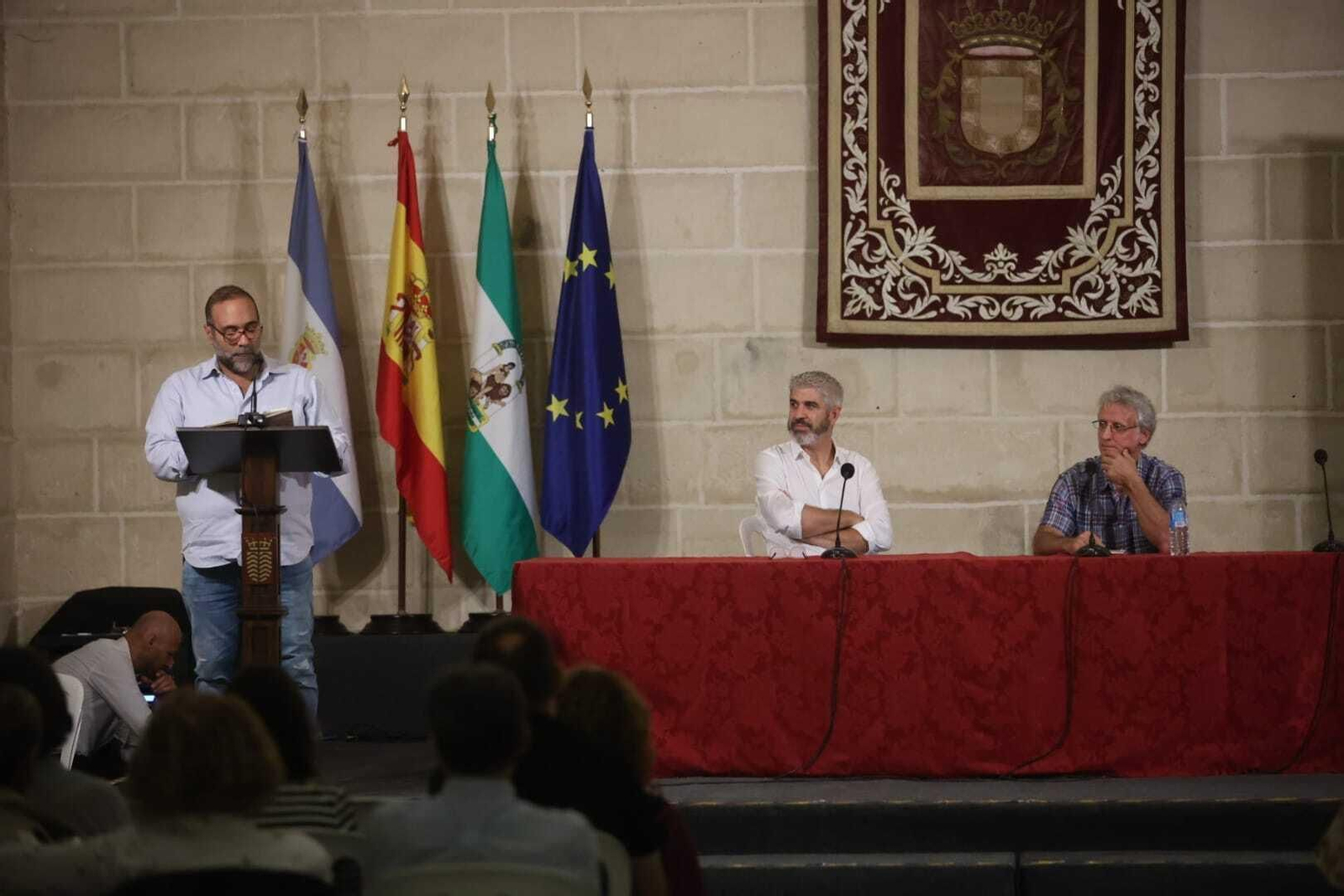 Vicente Fernández Almazán, en el centro, en la presentación de ‘Ruido naranja’ en la Feria del Libro de Jerez. Vicente Fernández Almazán, en el centro, en la presentación de ‘Ruido naranja’ en la Feria del Libro de Jerez.