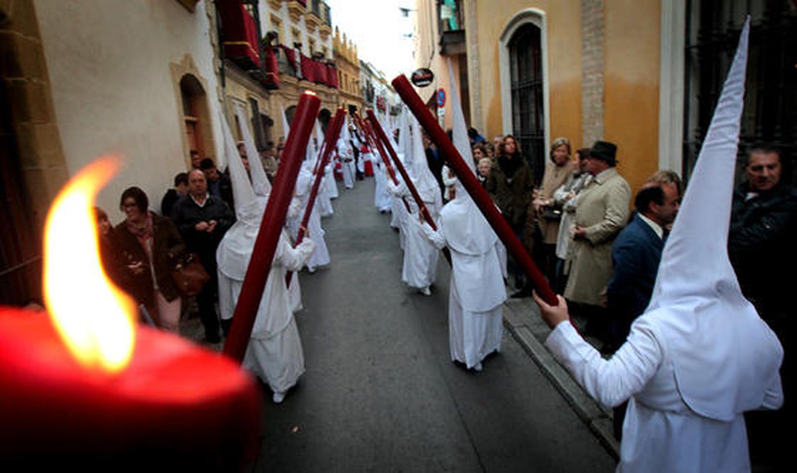 El público de la calle Gaitán arropa a los nazarenos del Amor en su camino a la Catedral.

Foto: Miguel Angel Gonzalez