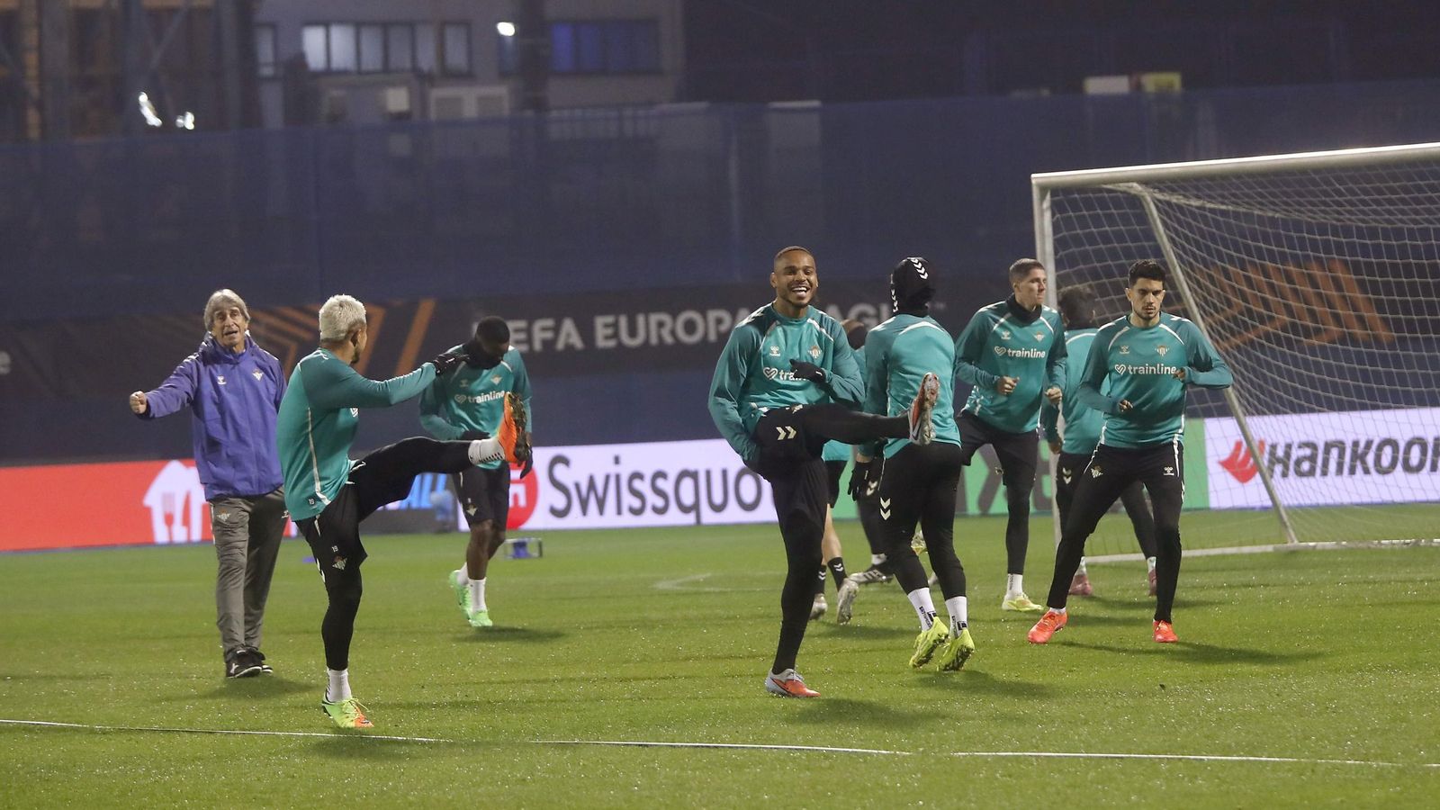 Pellegrini bromea con el Cucho y Natan en un momento de la sesión preparatoria del Betis en Croacia.