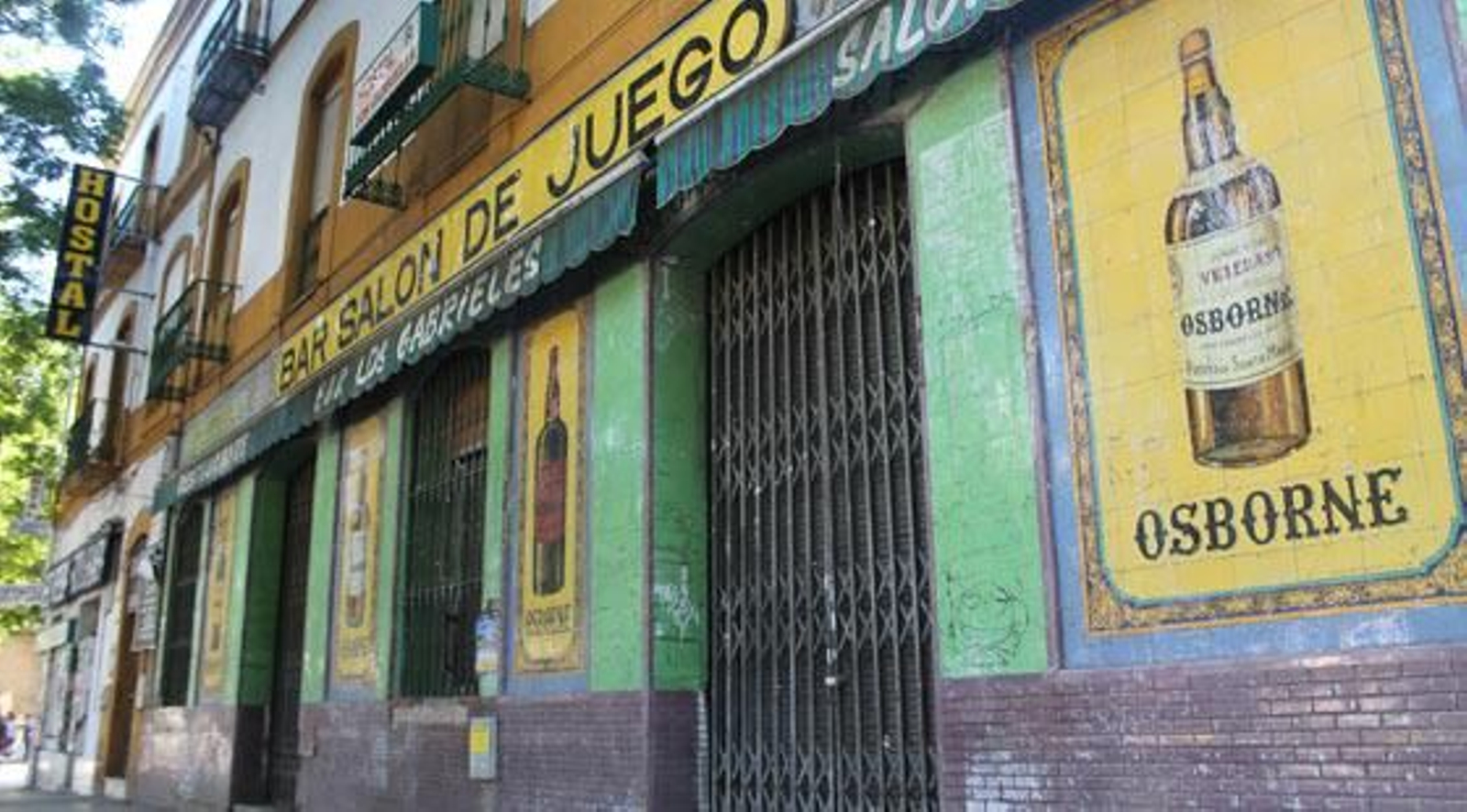 Plaza de la Legión. Fachada publicitaria del bar Los Gabrieles,realizada  en la década de 1930 por Mensaque.

Foto: Juan Carlos Vázquez