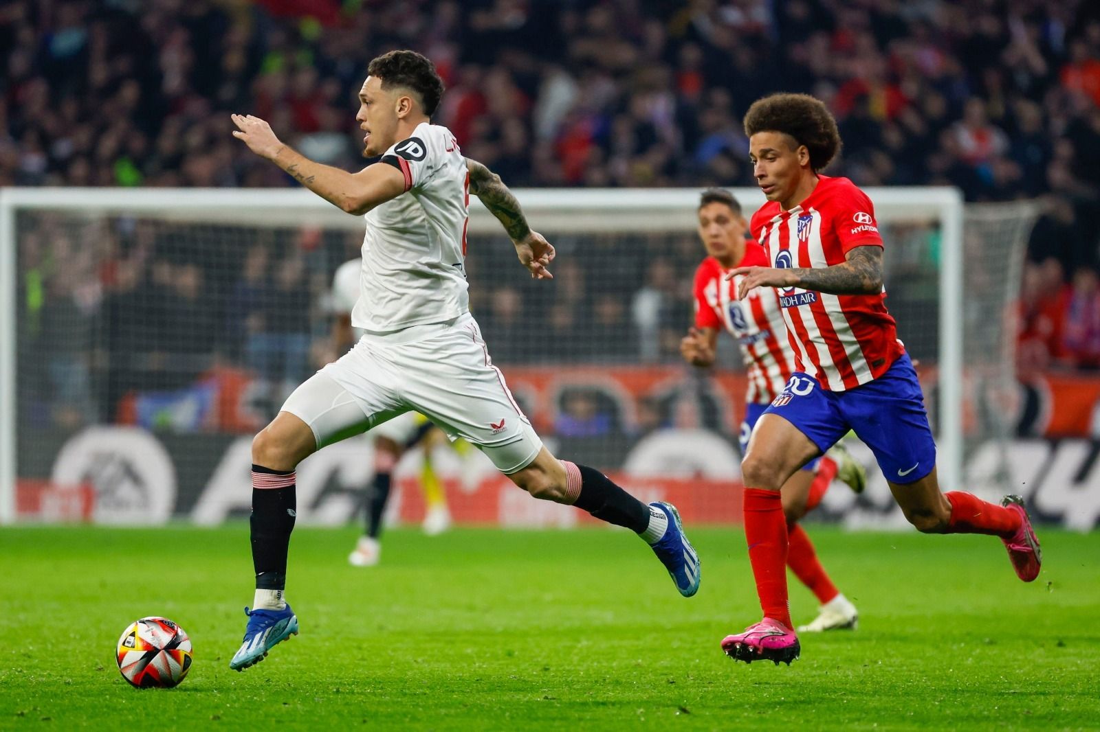 Lucas Ocampos se marcha en velocidad de Witsel.