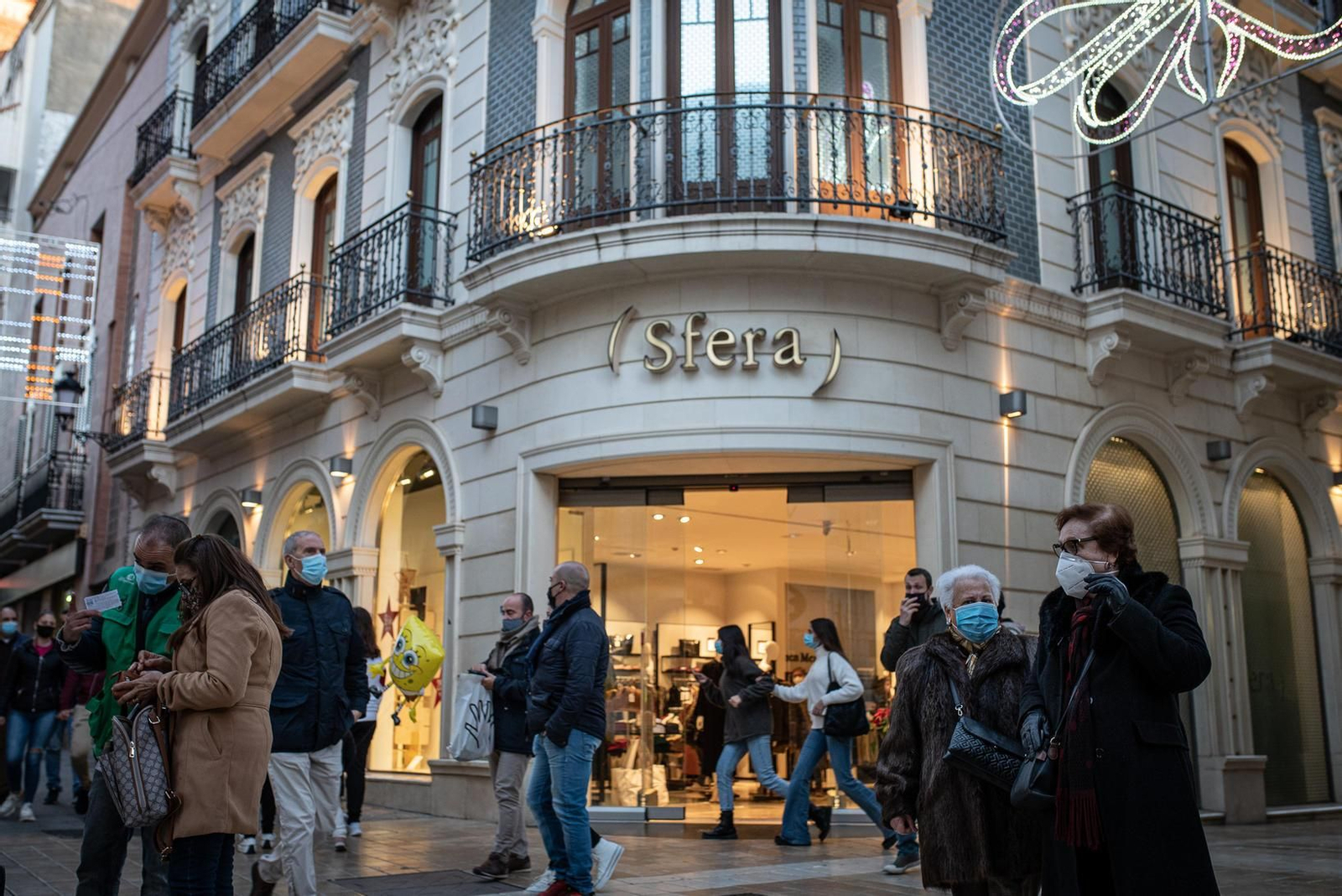 Ambiente en el centro de la capital onubense en la víspera de Nochevieja.