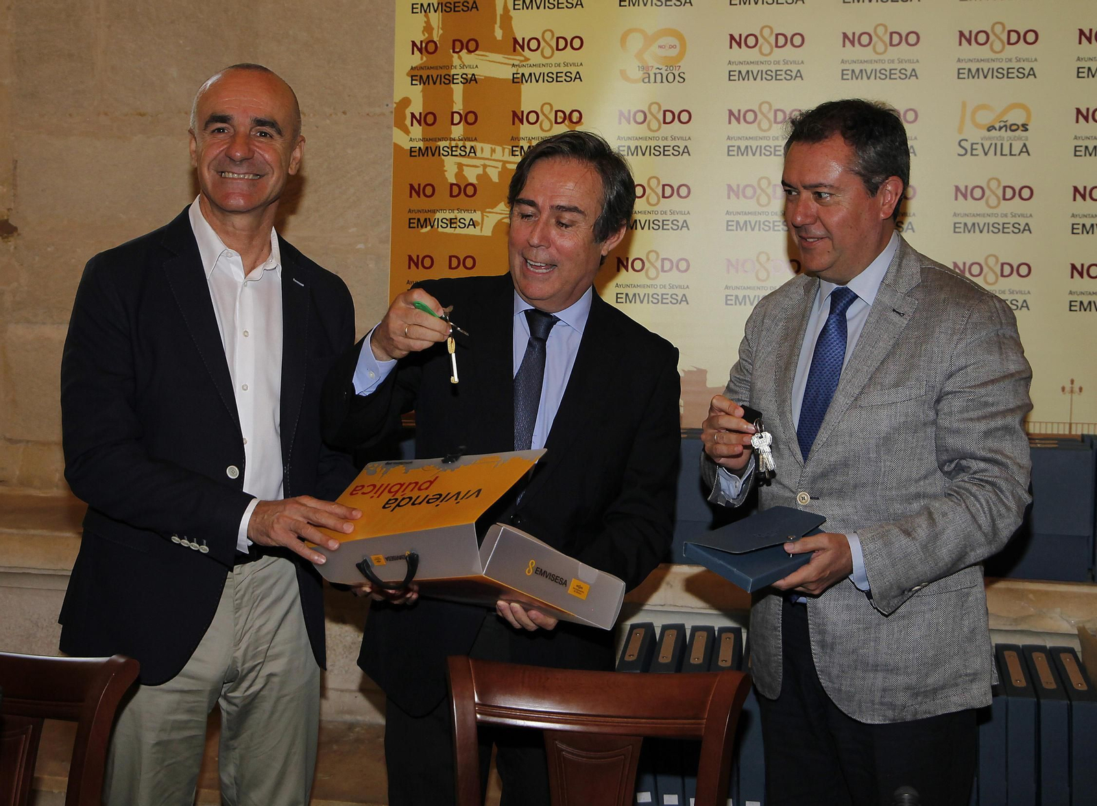 Muñoz, Pumar y Espadas durante el acto de firma de la permuta de las viviendas.