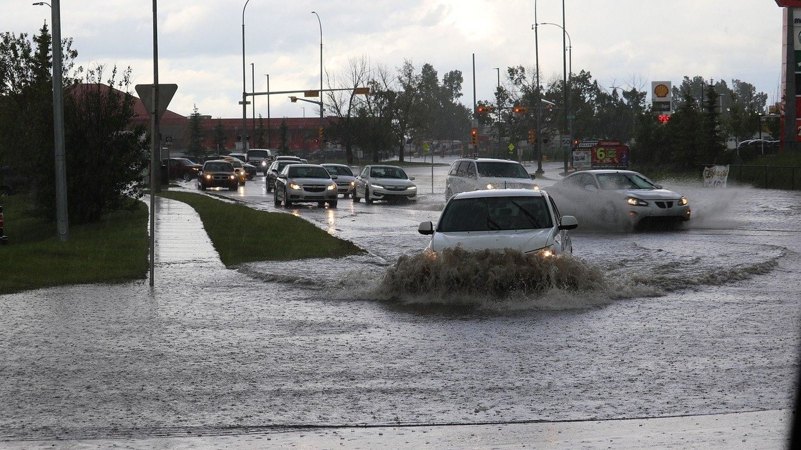 Con más de 40 cm de altura del agua ya es probable que el vehículo aumente su flotabilidad y podamos vernos arrastrados.