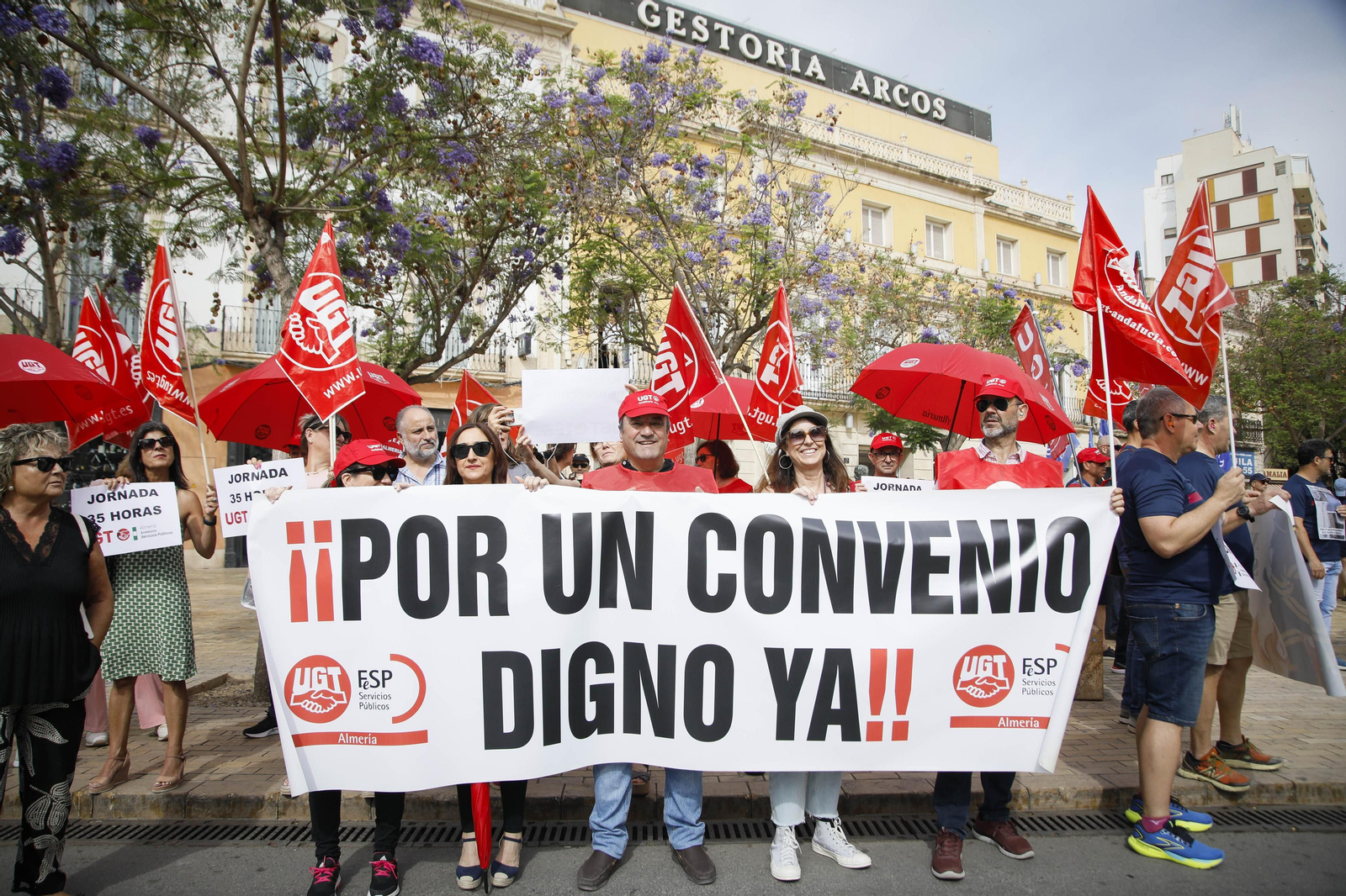 Manifestación de los bomberos quemados de Almería, en imágenes