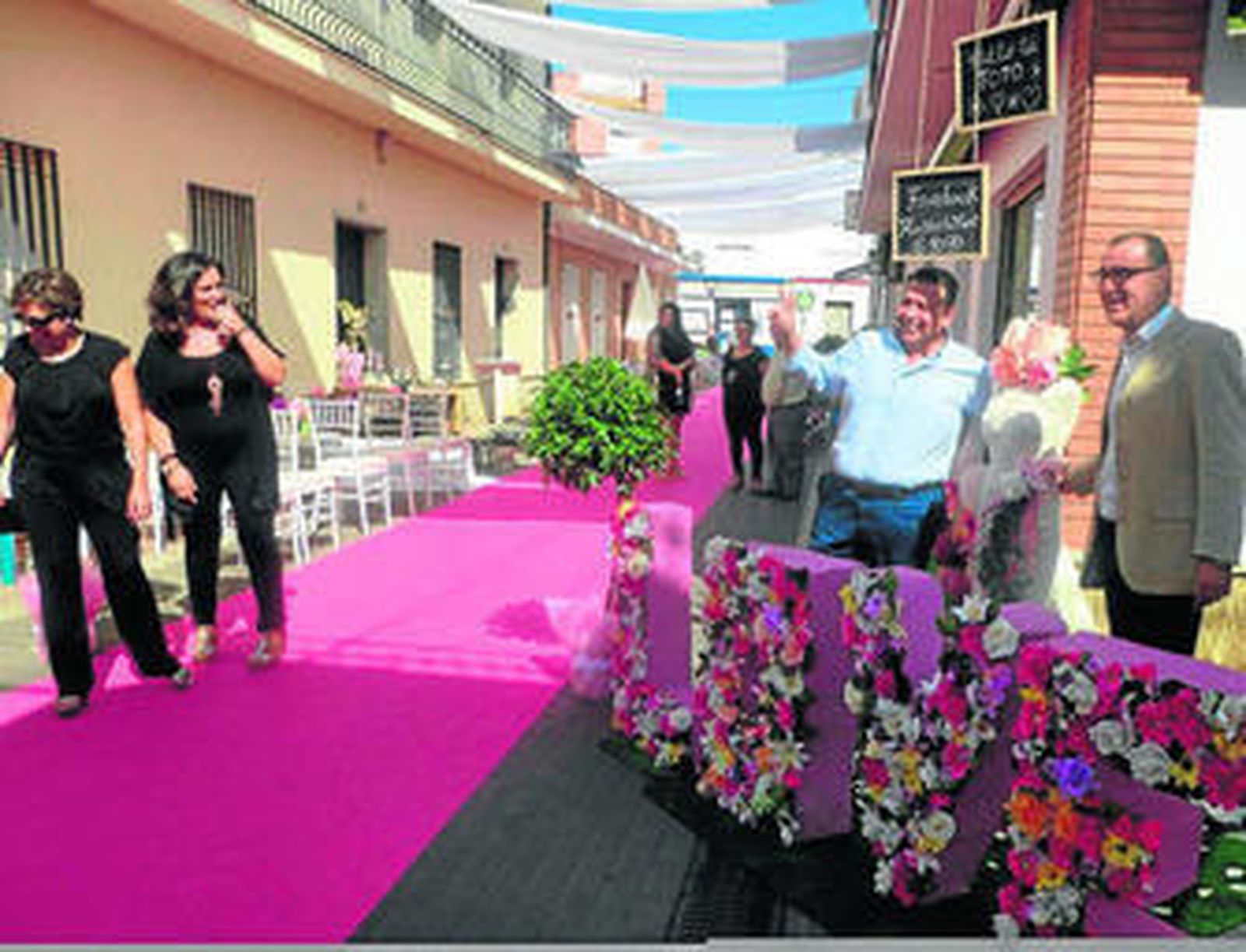 Una de las calles engalanadas para el certamen comercial.