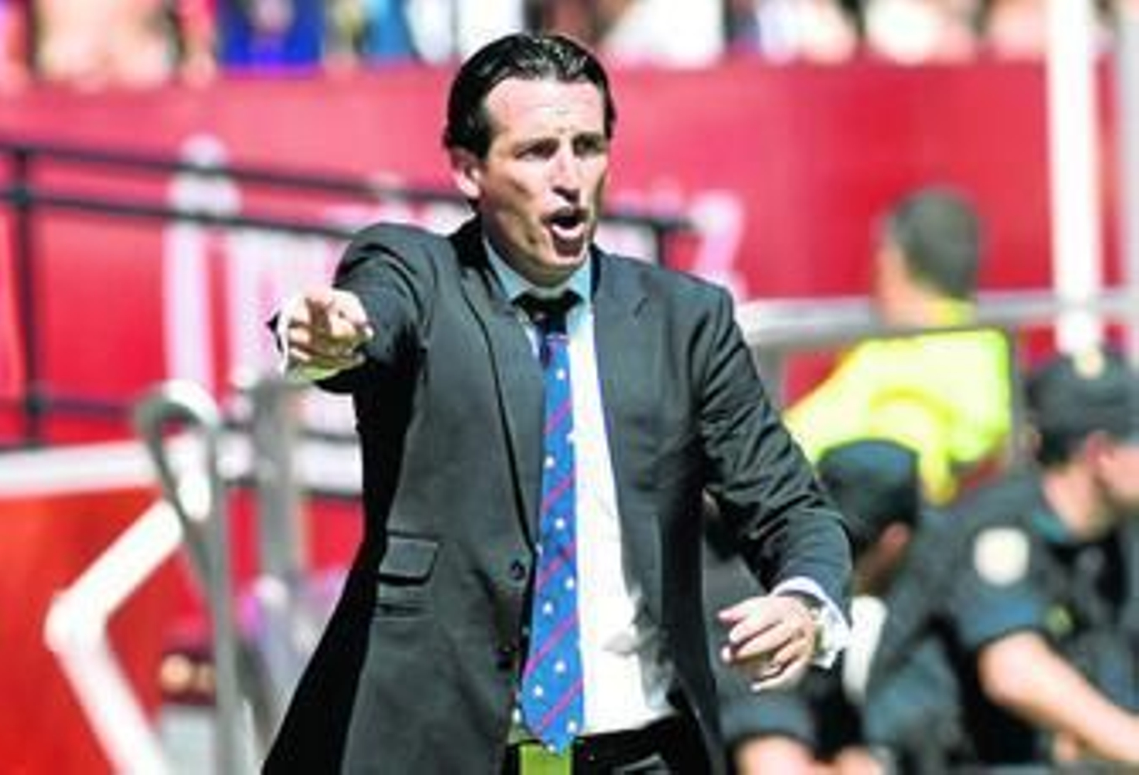 Unai Emery, enfrascado en la dirección de su equipo, durante el partido de ayer.