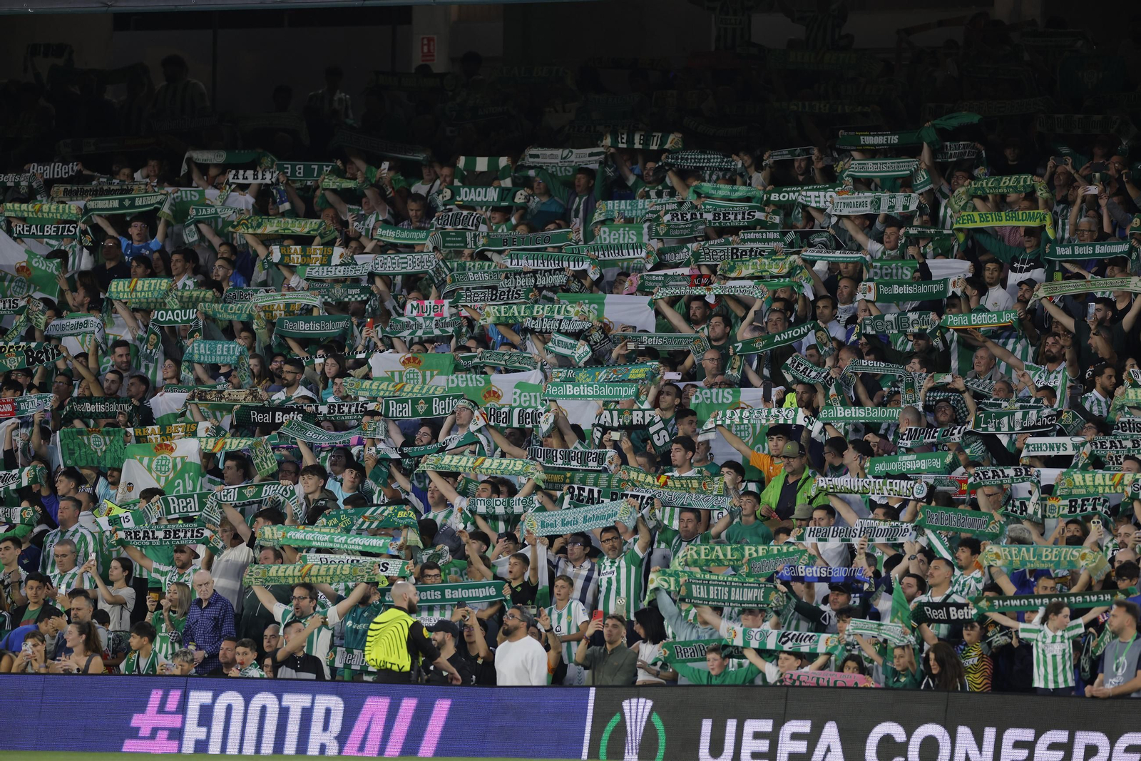 Búscate en las fotos del Betis - Jagiellonia