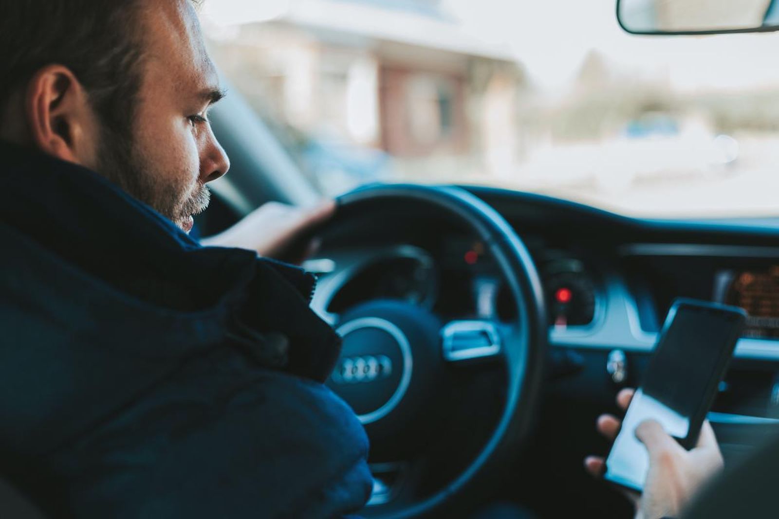 ¡No te pierdas el ofertón de día en Amazon!: Este es el adaptador para conectar el móvil al coche que tiene un 36% de descuento