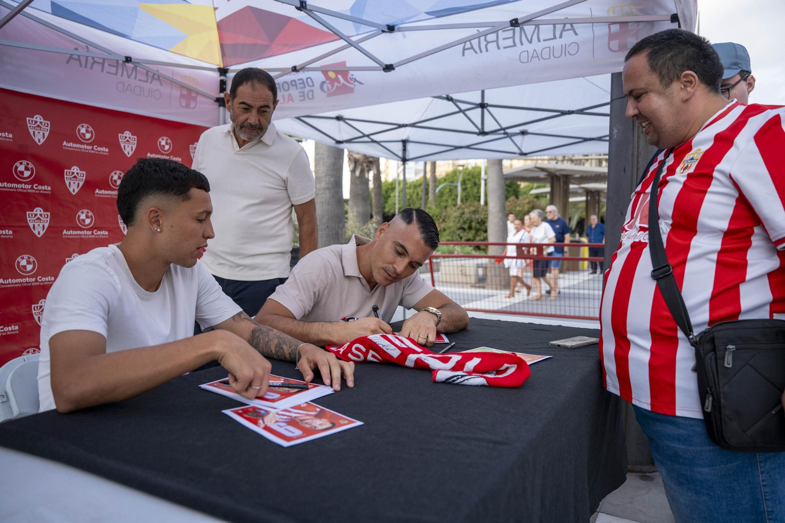 Los jugadores de la UDA Thalys y Andrés firman autógrafos