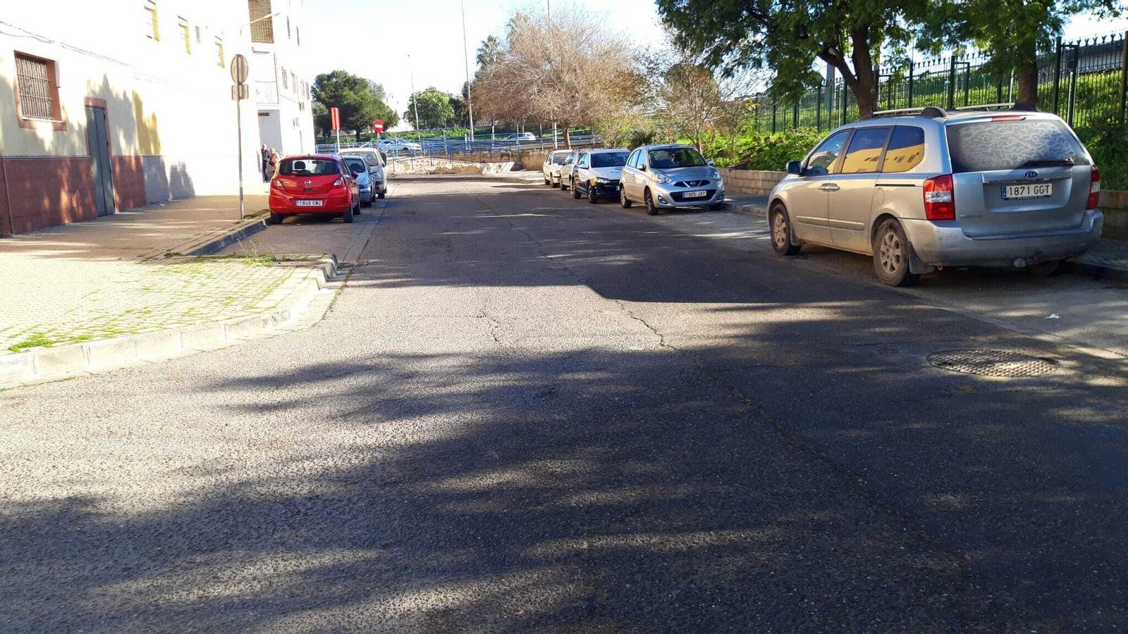 Otra vista de la calle Carmen Vendrell con la SE-30 al fondo.