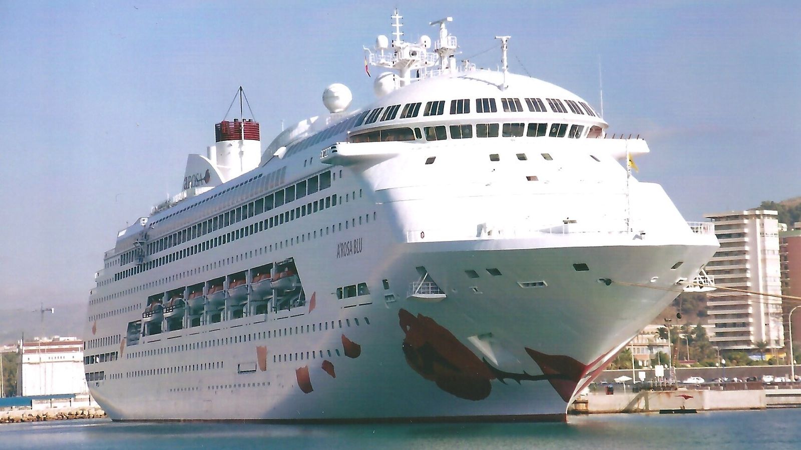 El ‘A Rosa Blu’ mostrando su vistosa decoración a proa.