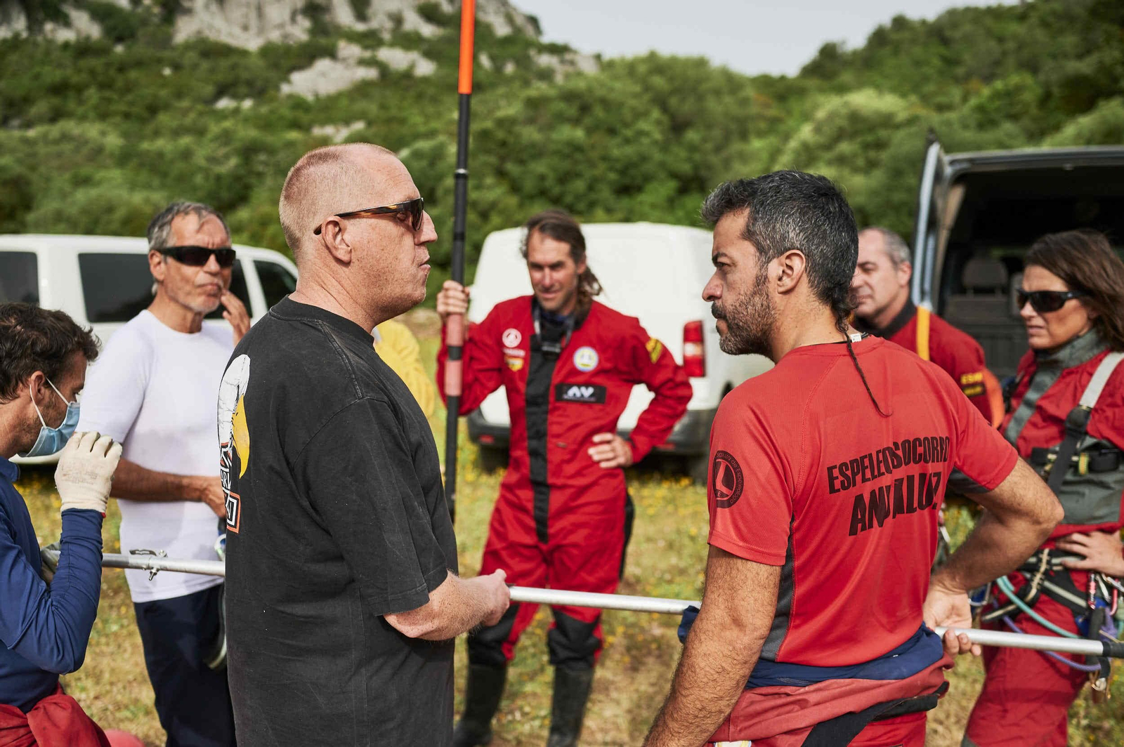 Así descienden dos personas ciegas por una cavidad de 100 metros de profundidad