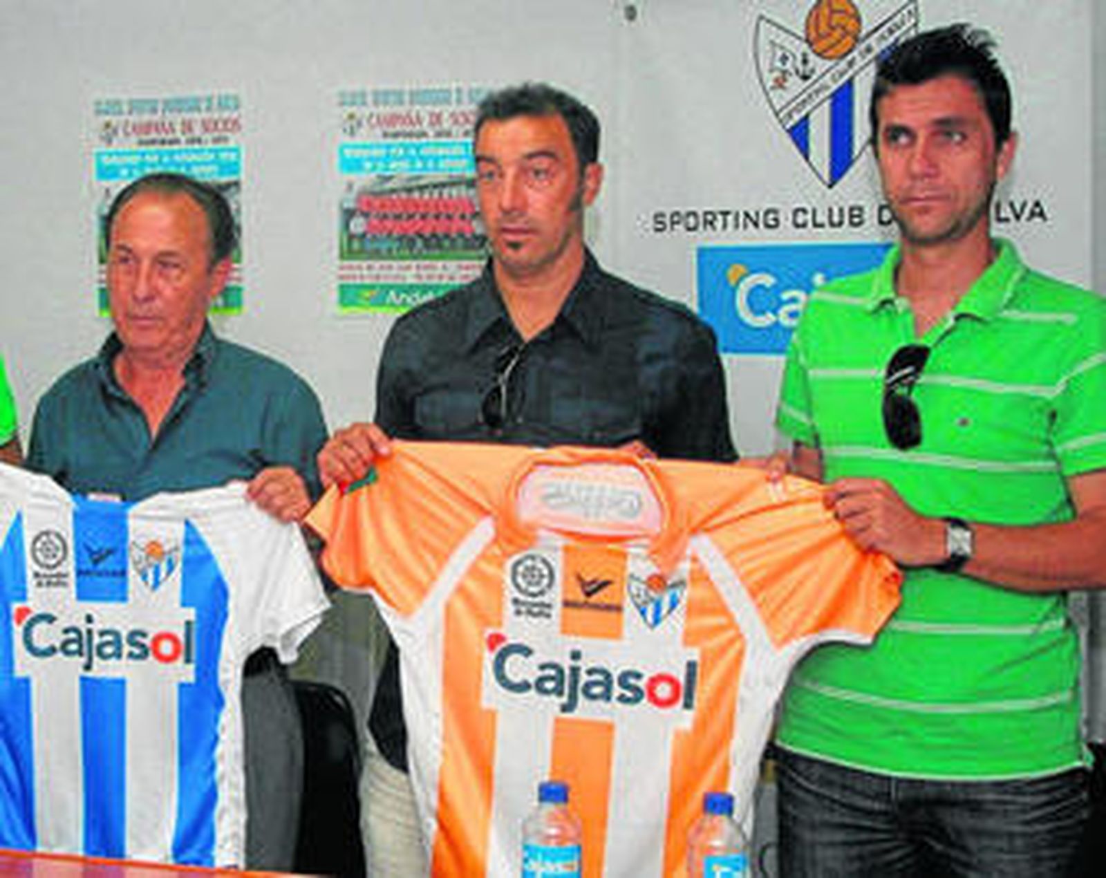 Serrano (centro) deja el fútbol masculino para entrenar a las chicas del Cajasol Sporting.