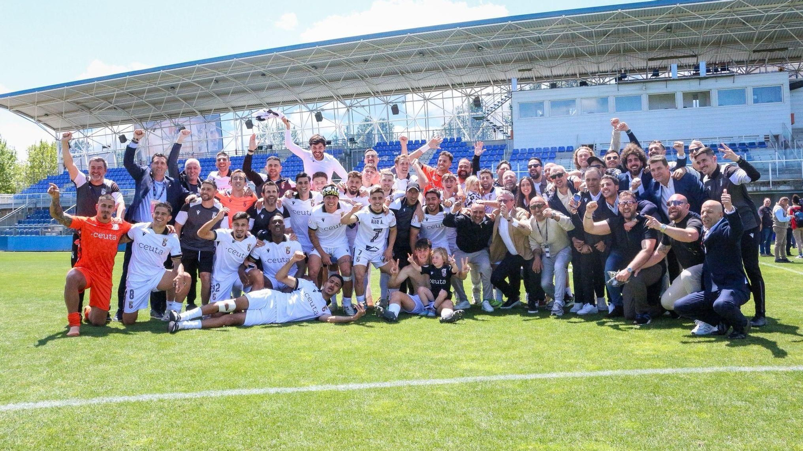 El Ceuta celebra en Fuenlabrada su ascenso a Segunda.