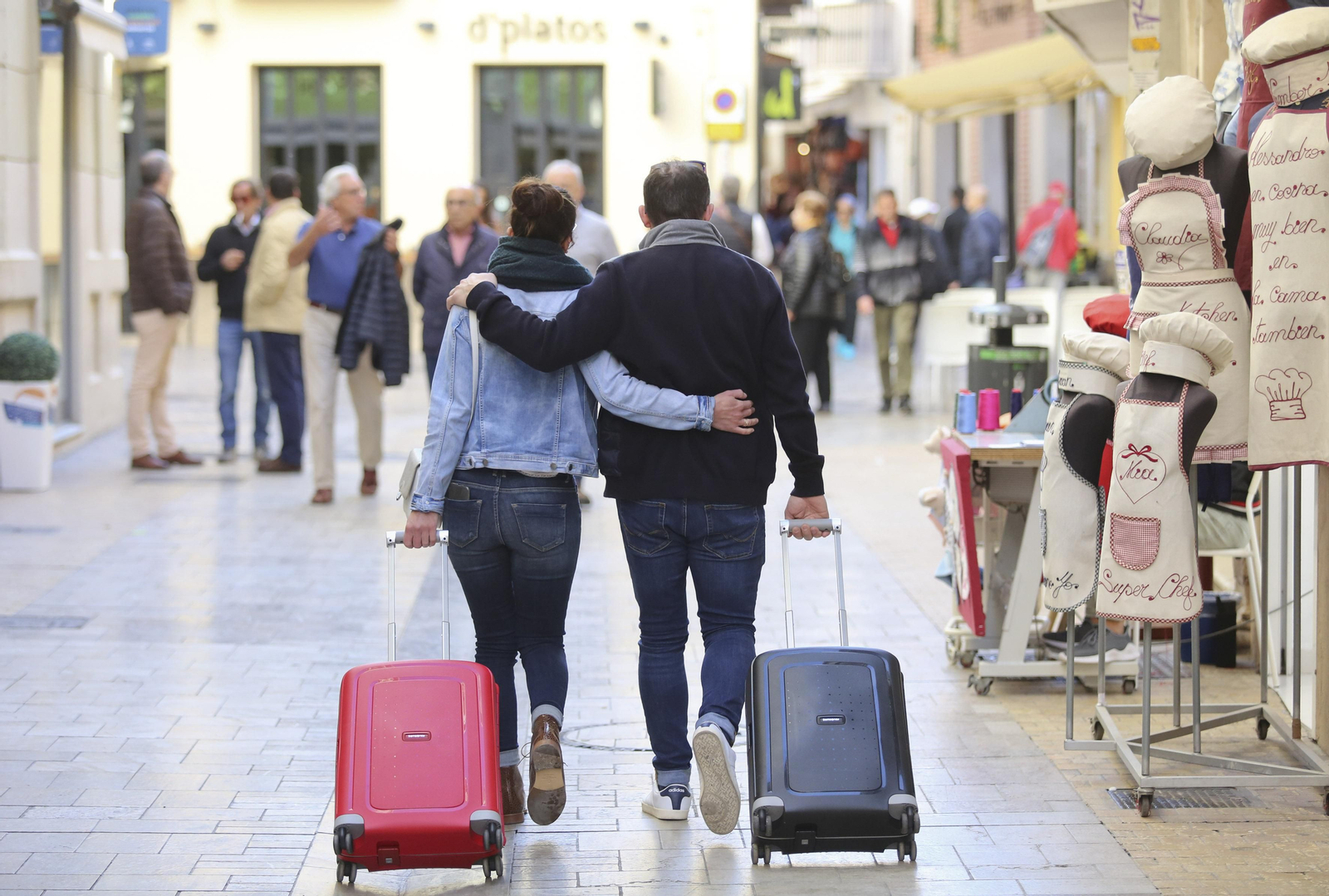 Dos turistas caminan por Málaga