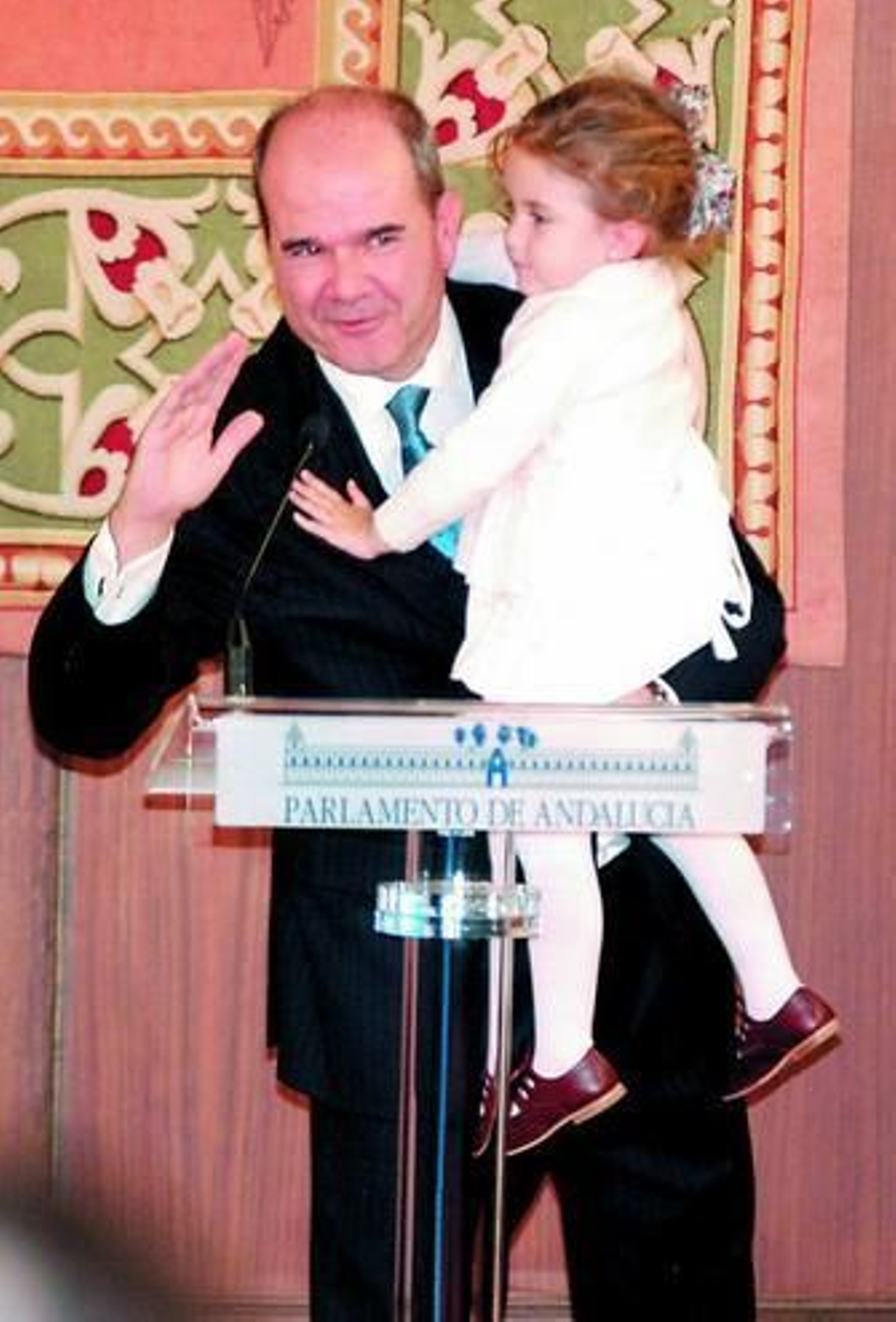 Chaves coge en brazos a su nieta Lucía, ayer en el Parlamento.