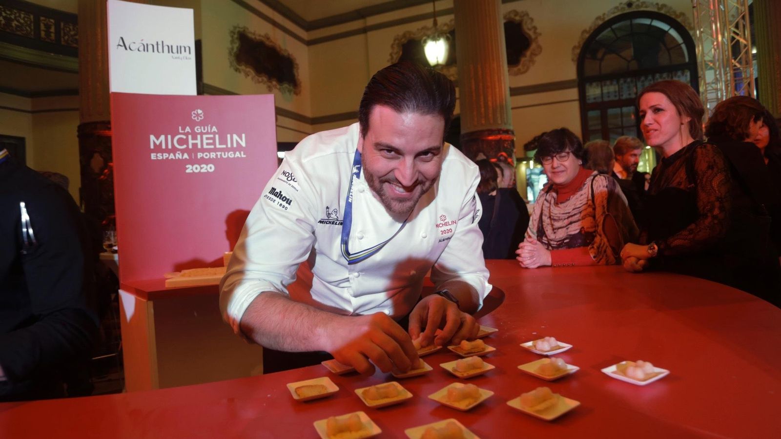 Xanty Elías, del restaurante onubense Acánthum, prepara sus creaciones para la fiesta.