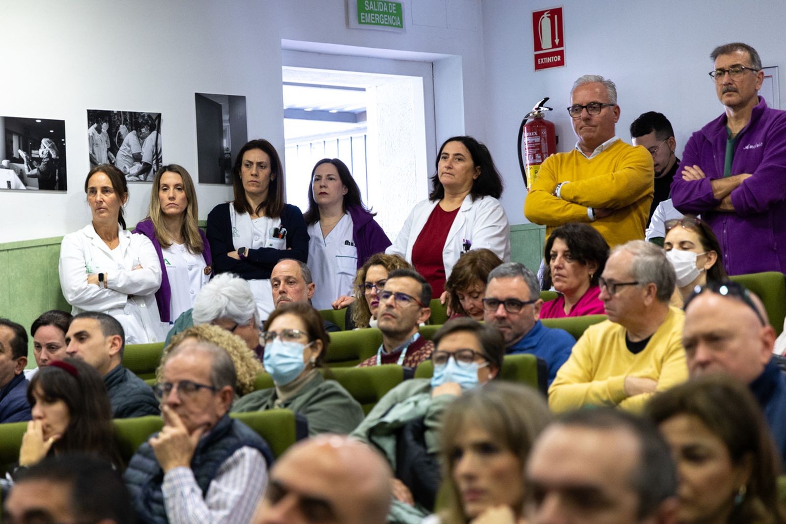 Encierro y asamblea convocado por CCOO, Satse, CSIF y UGT para denunciar el incumplimiento de los acuerdos en materia sanitaria por parte de la Junta de Andalucía