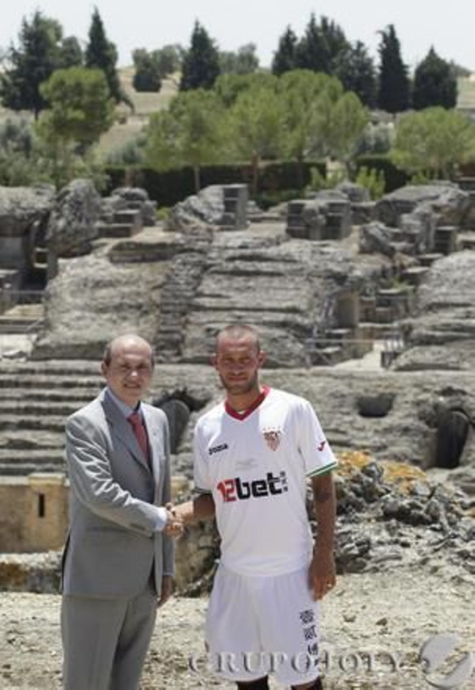 El Sevilla elige el complejo arqueológico para presentar, cual emperador romano, al mediocentro Tibero Guarente.

Foto: Antonio Pizarro