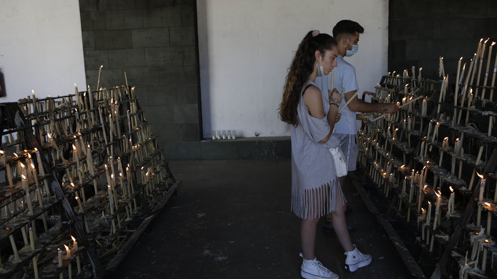 Imágenes de un viernes de Rocío sin romería
