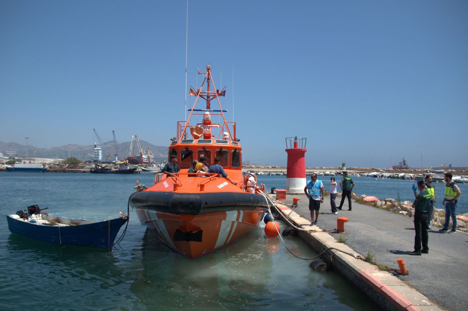 Detenidos ocho inmigrantes en una embarcación cerca del puerto de Motril