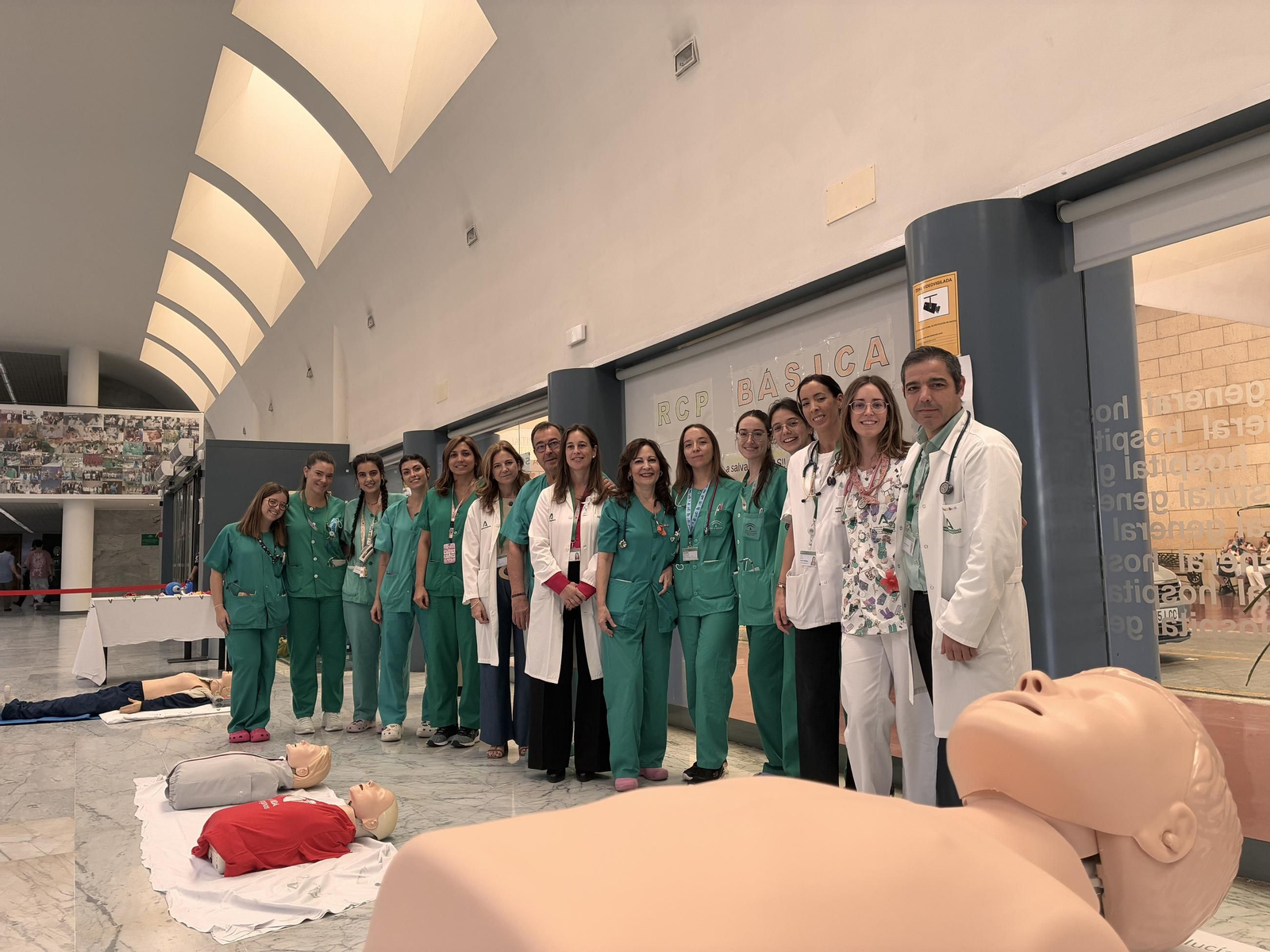 Profesionales del Hospital Reina Sofía que han mostrado cómo hacer una RCP a los usuarios del hospital.