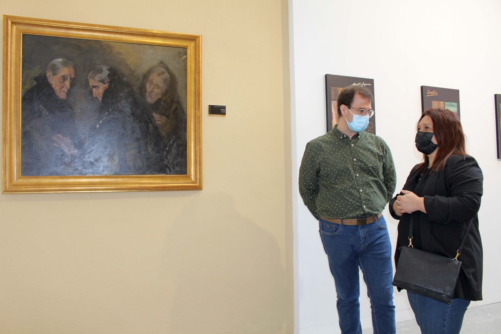 La delegada de Cultura y el artista Eduardo Martínez, durante la inauguración de la muestra.