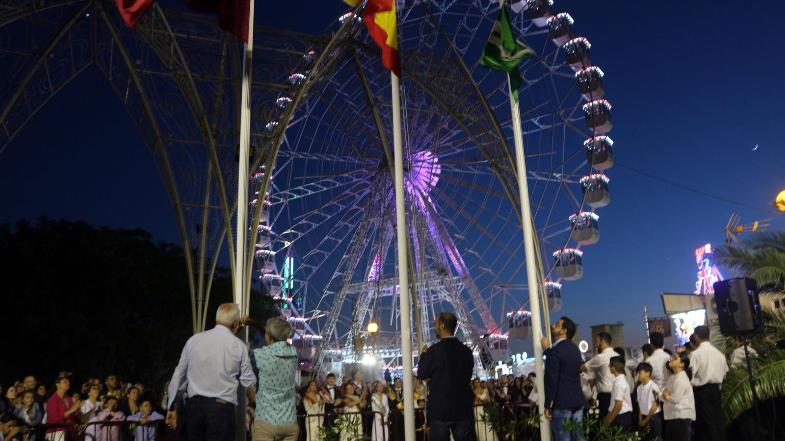 Izado de banderas en el Recinto Ferial