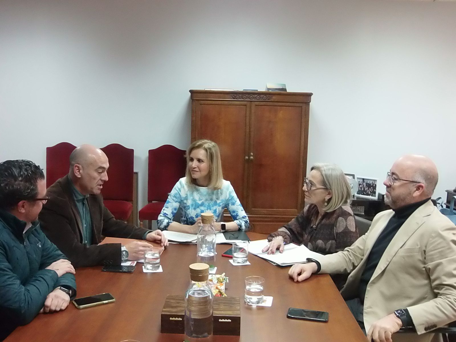 Reunión de Manuela Parralo con la Plataforma para la llegada del AVE a Huelva.
