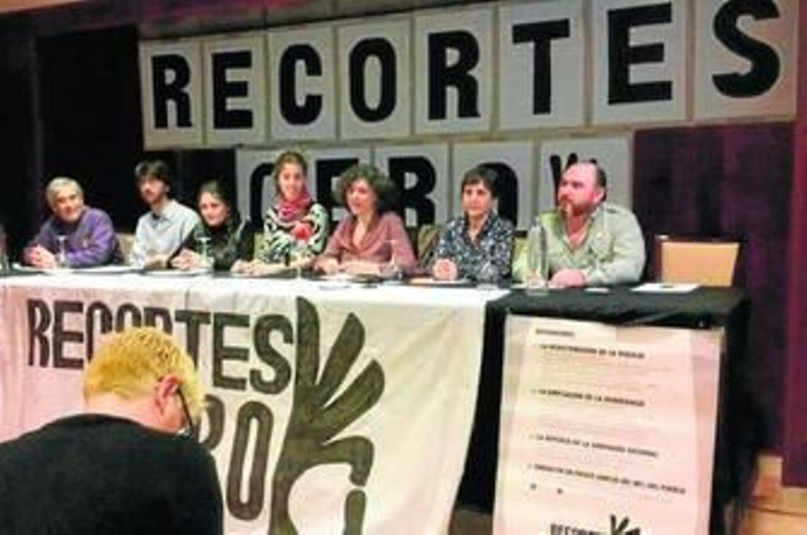 Representantes de la Agrupación de Electores Recortes Cero, ayer, en Málaga.