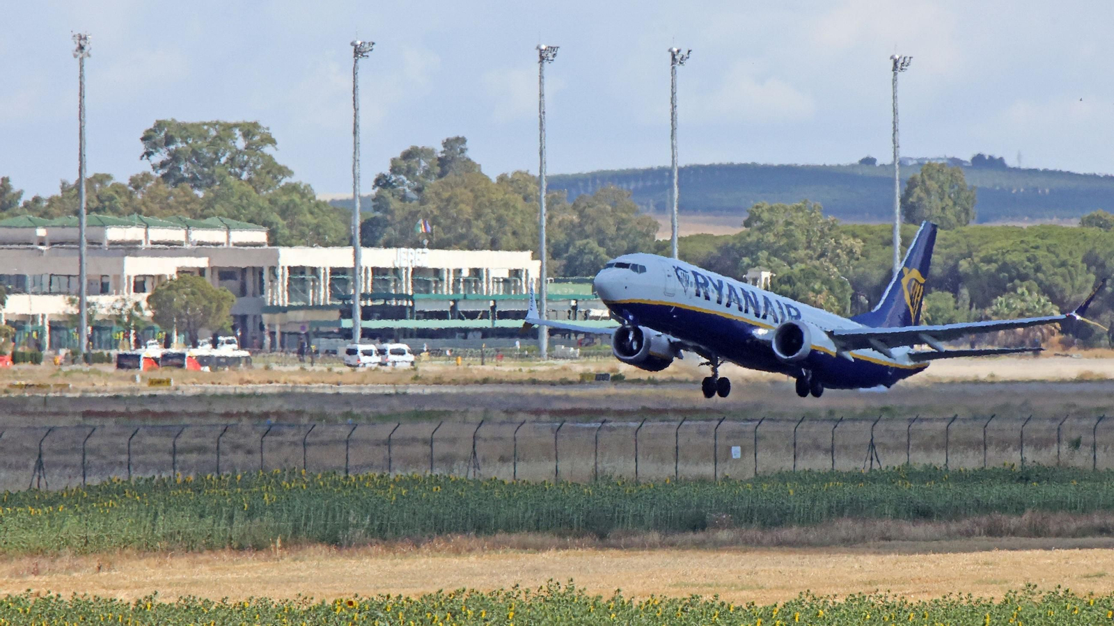 Un avión de Ryanair despegando del Aeropuerto de Jerez en una imagen de archivo.